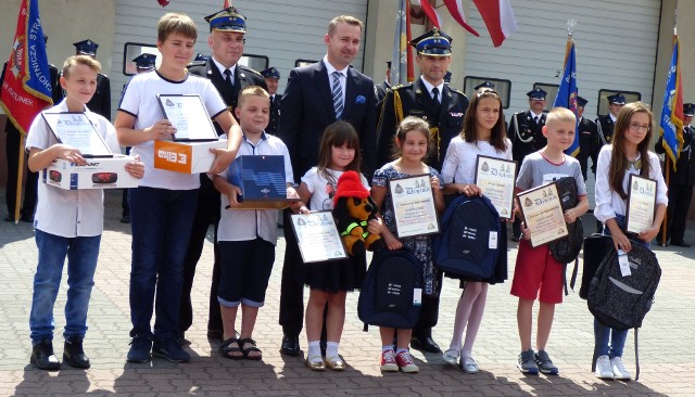 Laureaci konkursu "Powódź, pożar dniem czy nocą - strażak służy ci pomocą". Główną nagrodę zdobył Jakub Grąbka (pierwszy z lewej), uczeń Szkoły Podstawowej w Pacanowie.