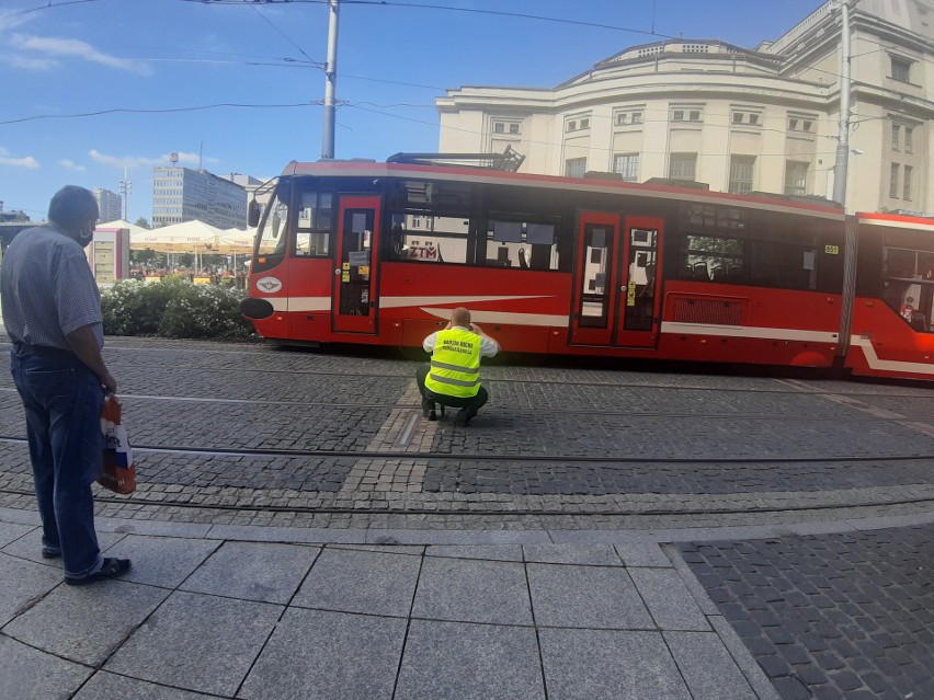 Katowice: na rynku wykoleił się tramwaj. Poważne utrudnienia...