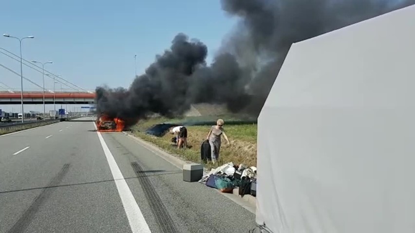 Pożar auta na autostradzie A4 w Katowicach: Jechali na urlop. Policjanci ocalili ich dobytek ZDJĘCIA + WIDEO