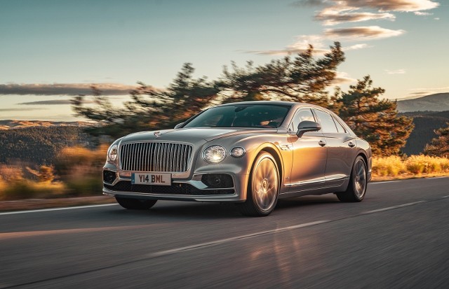 Bentley Flying SpurBentley Motors potwierdził, że produkcja zupełnie nowego Flying Spur, najnowszego luksusowego sedana Grand Touring, właśnie się rozpoczęła. Pierwsze auta dotrą do klientów na początku 2020 roku.Fot. Bentley