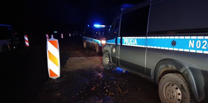 Groźne zdarzenie na remontowanej trasie Słupsk-Ustka. Autobus wypadł z drogi