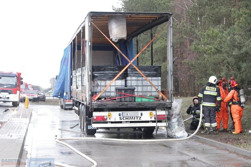 Pożar naczepy z chemikaliami na drodze Lipno - Rypin. Było groźnie! [zdjęcia, wideo]