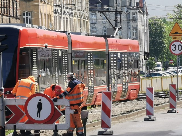 Budowa nowego przejścia w Katowicach Zawodziu, gdzie w 2019 tramwaj śmiertelnie potrącił studentkę. Przejście do przystanku od skrzyżowanie nie będzie już możliwe.Zobacz kolejne zdjęcia. Przesuwaj zdjęcia w prawo - naciśnij strzałkę lub przycisk NASTĘPNE