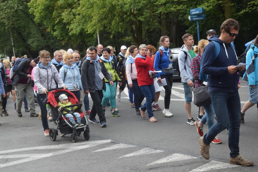 Zawierciańska Piesza Pielgrzymka idzie na Jasną Górę ZDJĘCIA