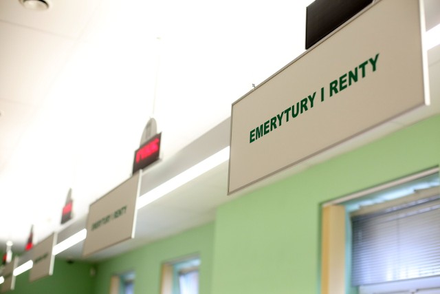 Z projektu ustawy o waloryzacji rent i emerytur w 2021 r. wynika, że najniższa emerytura dla os&oacute;b całkowicie niezdolnych do pracy wyniesie w przyszłym roku 1250 zł brutto, a dla tych częściowo niezdolnych - 937,50 zł netto. 1250 zł wyniesie także renta rodzinna oraz renta socjalna.