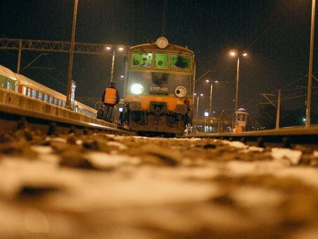 Po pasażerów pociągu, który utknął pod Olsztynem, przyjechały taksówki.