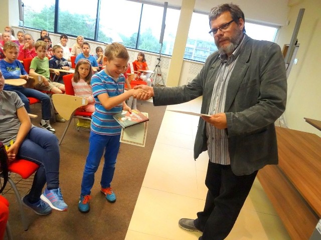 Paweł Wakuła, polski rysownik prasowy, ilustrator, autor książek dla dzieci, na spotkaniu w bibliotece w Stalowej Woli.