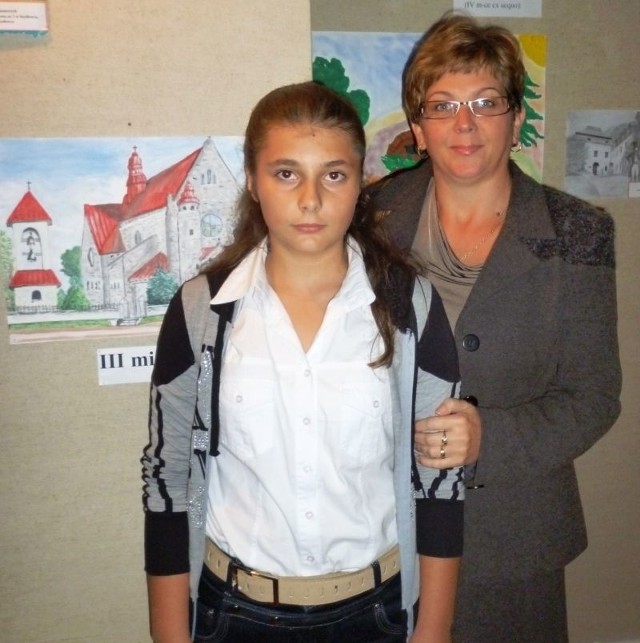 Laura Rutkowska, uczennica szkoły w Jastrzębiu zwyciężyła w konkursie plastycznym "Zabytki i Atrakcje Mej małej Ojczyzny&#8221;. Na zdjęciu z Małgorzatą Jasińską, szkolnym organizatorem konkursu.
