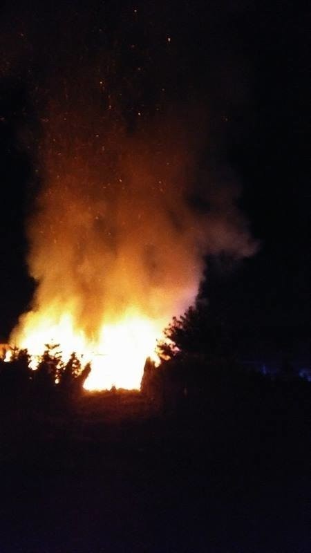 Pożar stodoły i budynku gospodarczego w Nienadowej [ZDJĘCIA INTERNAUTY]