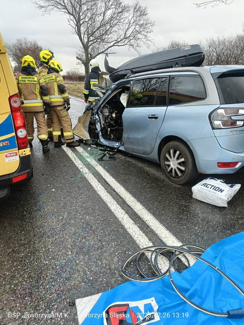 (26.12.2023) Czołowe zderzenie auta osobowego z samochodem...