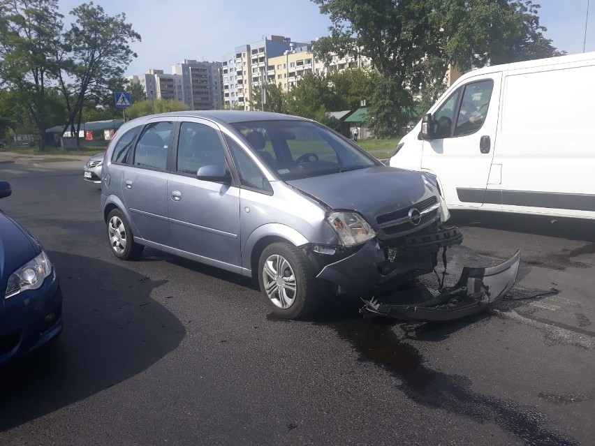 Wypadek dwóch samochodów przy przejeździe kolejowym na Balonowej (ZDJĘCIA)