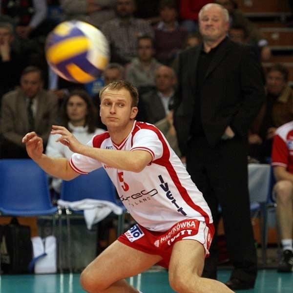 Tomasz Kozłowski pozostaje na rozegraniu w rzeszowskiej drużynie.