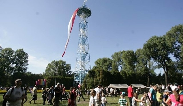 W Parku Kościuszki w Katowicach inscenizacje obrony wieży spadochronowej są już tradycją