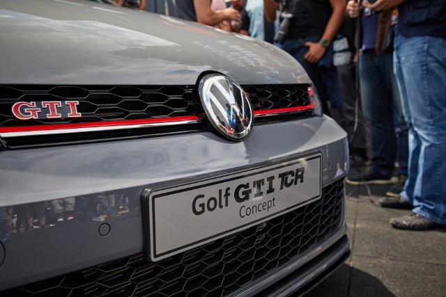 Volkswagen Golf GTI TCR conceptKoncepcyjny Golf GTI TCR pokazuje, że przyszła wersja seryjna bardzo mocno będzie wyróżniać się wyglądem: z przodu auto ma na nowo zaprojektowany zderzak z wyraźnie zarysowanym splitterem, czyli przednim spoilerem, który znajduje się poniżej zderzaka.  Również nowe są przednie i tylne błotniki.Fot. Volkswagen