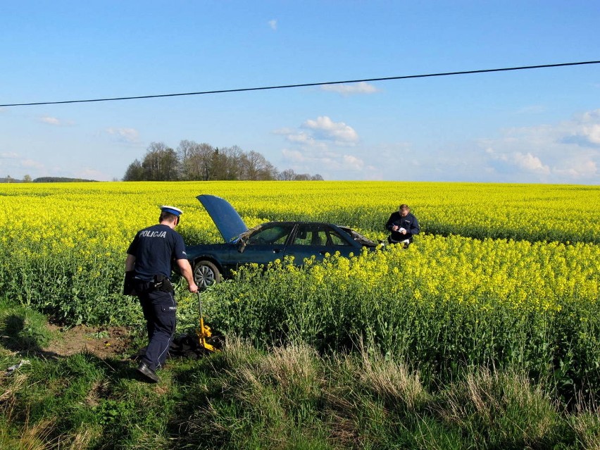 Wypadek pod Białogardem. Audi wypadło z drogi