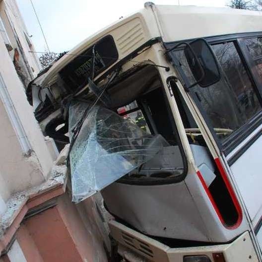 Autobus MZK wjechal w kamienice w Kedzierzynie-KoLlu....
