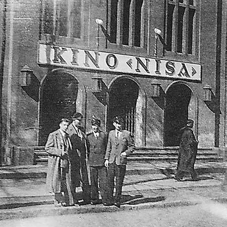 Niedługo po zakończeniu I wojny światowej restauratorzy bracia Karl i Richard Bohr zlecają mu budowę Lichtspieltheater (teatru gry świetlnej), czyli dzisiejszego kino Nysa. Obiekt został uruchomiony 15 października 1921 r. Wtedy 616 widzów mogło obejrzeć film sportowy "Cud nart&#8221;. Kino pozostawało w prywatnych rękach aż do 1938 r. kiedy stało się własnością gminy miejskiej. Podlegało dyrekcji miejskiego teatru gdzie również wyświetlano filmy. Po wojnie przemianowane na kino Nisa, bo tak wtedy pisało się nazwę granicznej Nysy. Przez pól roku było zarządzane przez prywatną osobę.