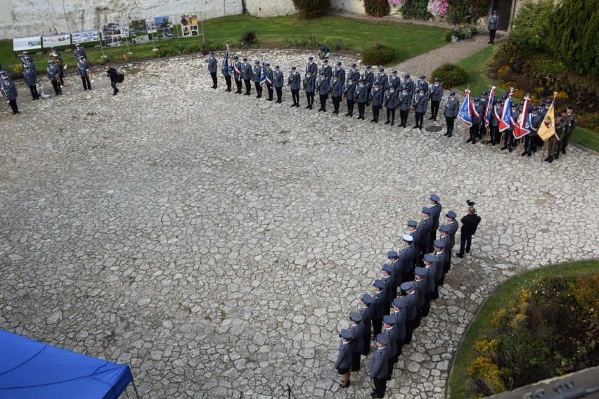 Pieskowa Skała. Komenda Powiatowa Policji w Krakowie otrzymała sztandar ufundowany przez powiat krakowski