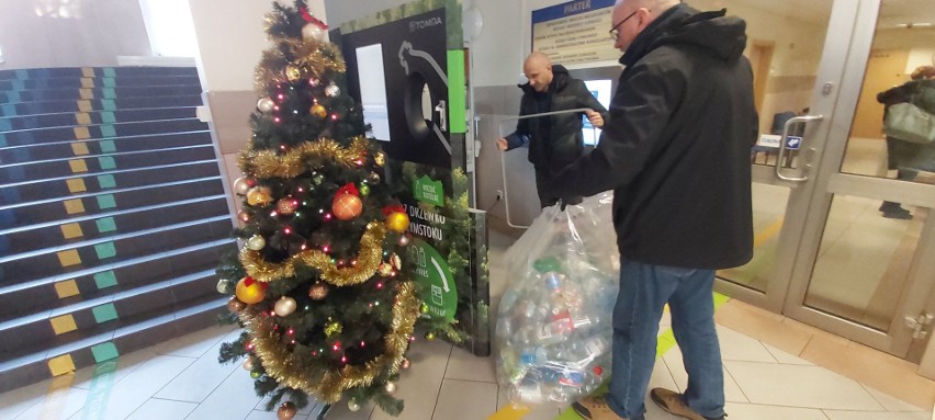 Opróżnianie butelkomatu stojącego w departamencie obsługi...