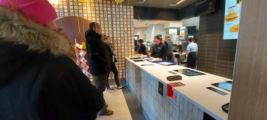 McDonald's na Widzewie znów otwarty! Miesiąc po terminie. Jak wygląda restauracja po remoncie? ZDJĘCIA