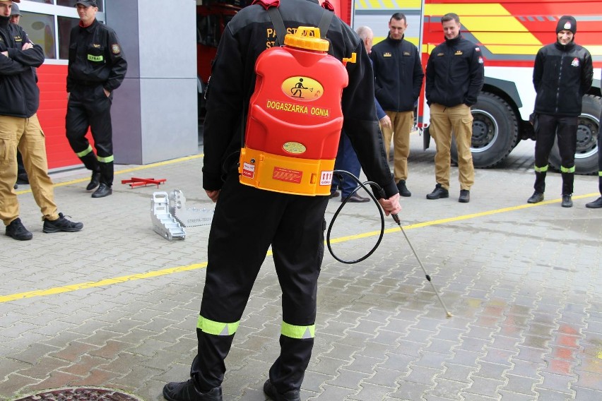 Kieleccy strażacy będą testować sprzęt buskiego przedsiębiorcy Dariusza Walkiewicza