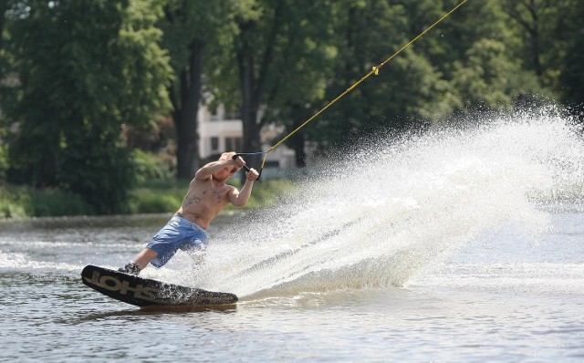 Na Stawach  Stefańskiego jest jedyny w Łodzi wyciąg do wakeboardingu