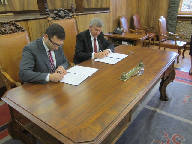 Rektor UAM, prof. Bronisław Marciniak i Michał Kuczmierowski podczas podpisania umowy