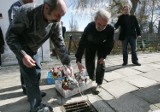 Bezdomni ze Szczecina wylali litry wódki do ścieków [zdjęcia, wideo]
