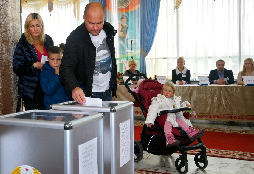 Białorusini wybierają prezydenta i protestują przeciwko A. Łukaszence