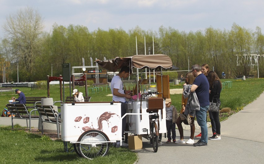 Rzeszowianie korzystają z pięknej pogody, wypoczywając na bulwarach i Lisiej Górze [ZDJĘCIA]