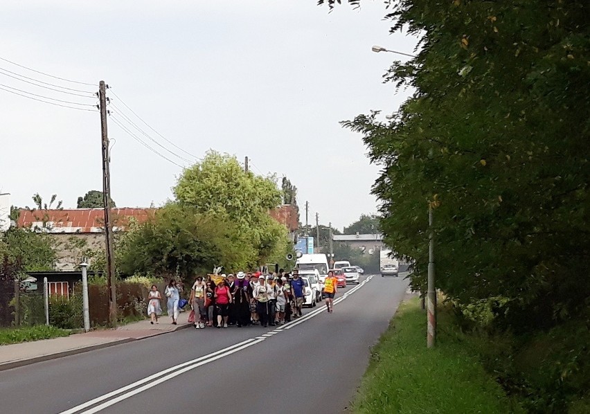 Pielgrzymi na ulicy Różanej w Stargardzie.