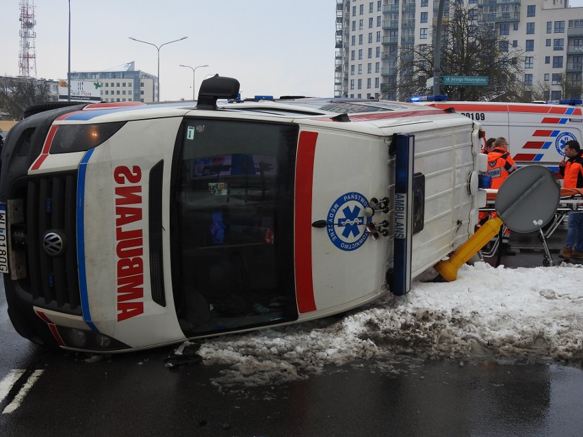 Wypadek karetki na ulicy Waszyngtona. W zdarzeniu drogowym udział brały trzy samochody [ZDJĘCIA, WIDEO]