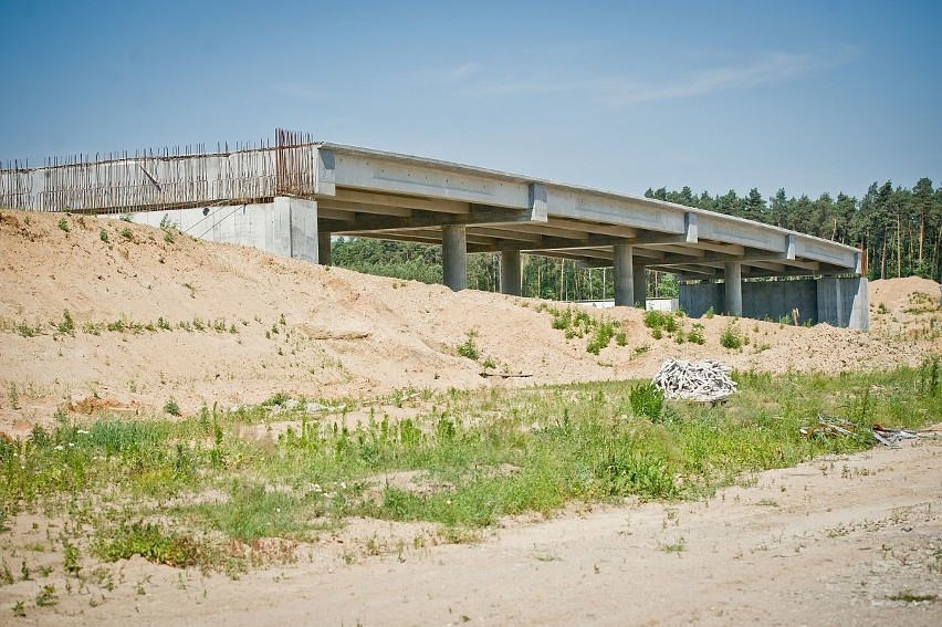 Mosty straszą wystającym uzbrojeniem.