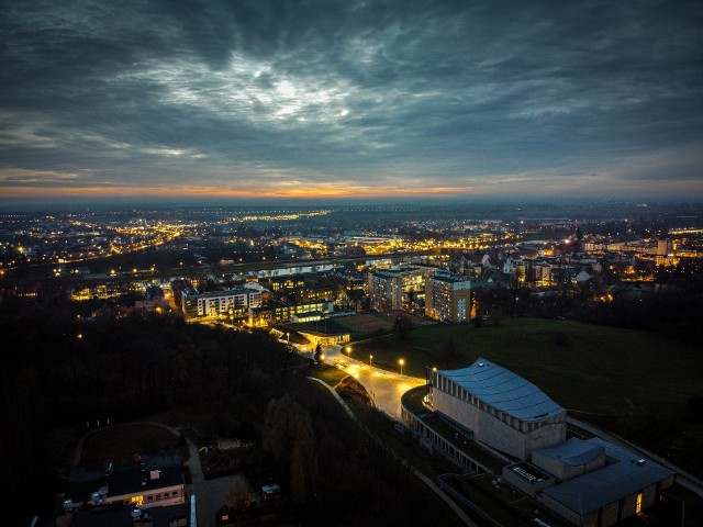 Gorzów ma swoje wady. Są w nim miejsca, które wstyd pokazywać. Jednak z bardzo wysoka, a do tego nocą czy późnym wieczorem, wad nie widać, a miasto robi się po prostu piękne. 