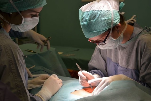 Operację całkowitego wycięcia nowotworowej tarczycy z użyciem neuromonitoringu wykonała dr Joanna Żurawska