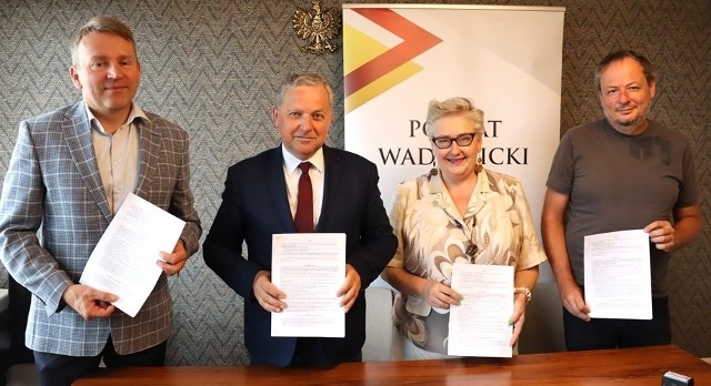 Starosta wadowicki Eugeniusz Kurdas i wicestarosta Beata Smolec podpisali umowę dotyczącą przygotowania dokumentacji projektowej Branżowego Centrum Umiejętności w Andrychowie