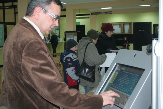 - W infomacie między innymi można wpisać swój Numer Identyfikacji Podatkowej i sprawdzić, na jakim etapie jest sprawdzanie naszego PIT-u - mówi AndrzejPanek, naczelnik Urzędu Skarbowego w Chełmnie