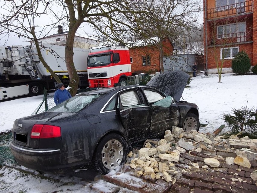 Wypadek w Wólce Bałtowskiej. Auto staranowało przystanek (ZDJĘCIA)
