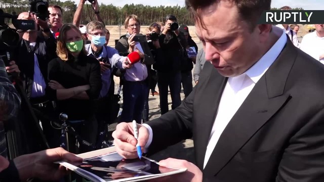 Elon Musk odwiedził plac budowy fabryki Tesli pod Berlinem. "To będzie fajne miejsce do pracy produkujące fajne samochody"