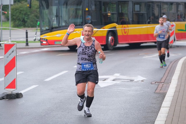 42. PZU Orlen Maraton Warszawski został podzielony na cztery tury, w każdej po 250 zawodników. Przed startem tradycyjnie rozbrzmiał utwór Czesława Niemena "Sen o Warszawie", jednak tym razem w specjalnie przygotowanej aranżacji wykonanej przez śpiewaków operowych związanych z Operą Narodową, z zespołu Quarantine Voices. Zobacz trzecią galerię zdjęć uczestników Maratonu Warszawskiego!