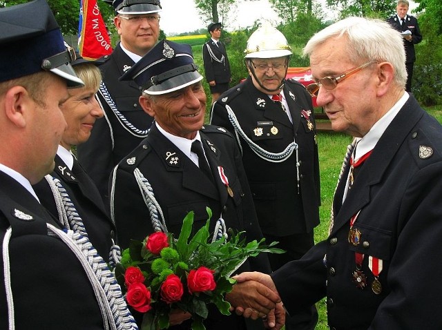 Druh Ignacy Krówczyński otrzymał nagrodę za 70 lat w OSP. Na zdjęciu w złotym kasku druh Adam Rogowski, Strażak Roku 2014