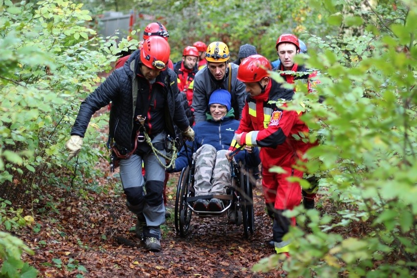 Niepełnosprawny Przemek Kowalik zjechał do jaskini Studnisko