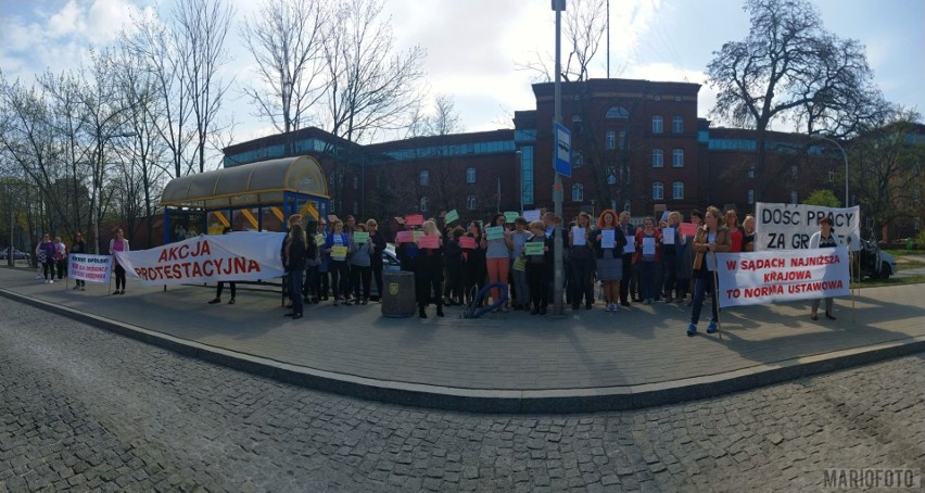 Protestujący mają jasne żądania, chcą podwyżki głodowych...