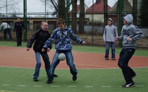 Młodzież z Dolinek na boisku przy Zamenhoffa gra w nogę bez bramek. Na każdym apelu pyta dyrekcję szkoły kiedy bramki wrócą, ale tego nie wie nikt.