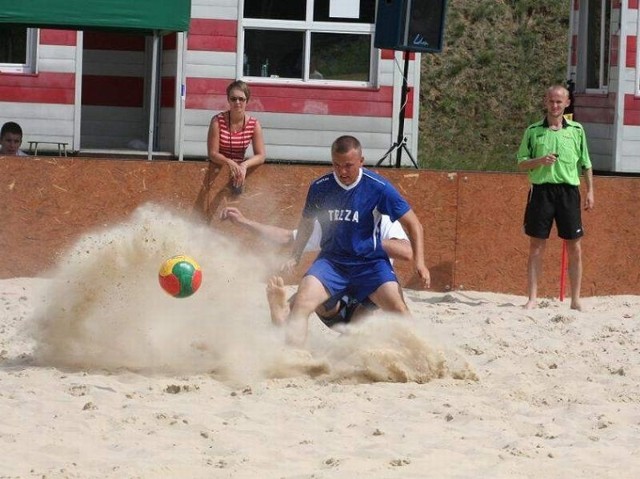 W spotkaniu o pierwsze miejsce w niedzielnym turnieju Treza Witnica (zawodnicy w niebieskich strojach) pokonała ICT Poland Foxy Kostrzyn aż 6:1