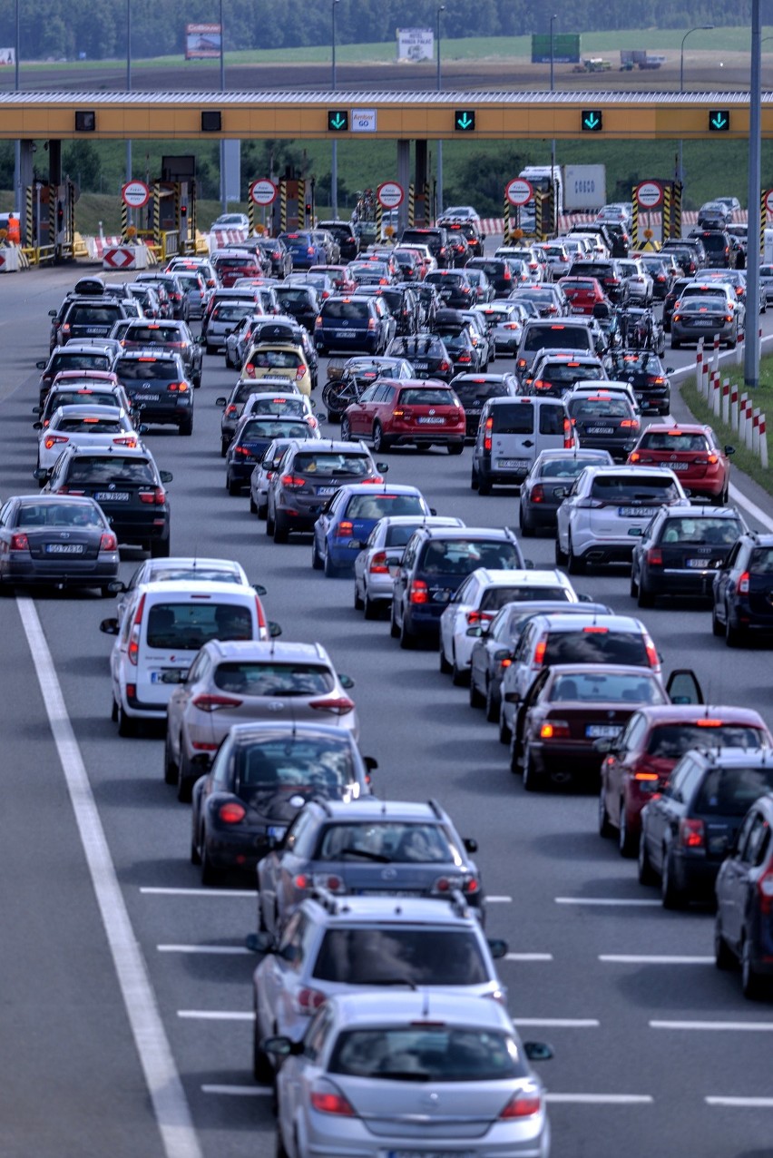 Korki przed bramkami na wjeździe na autostradę A1 w Rusocinie, 21.07.2018