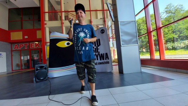 Co się tu odbywa, czyli spontaniczny koncert na stacji Zielona Góra Główna, w wykonaniu beatboxera Jakuba Zgasa Żmijowskiego