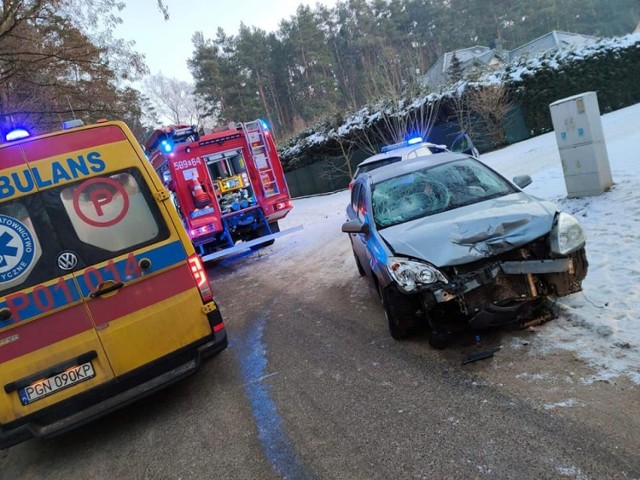 Jak relacjonują strażacy z OSP Powidz, na drodze z Wylatkowa do Powidza zastali rozbite auto osobowe oraz motocykl leżący na poboczu.