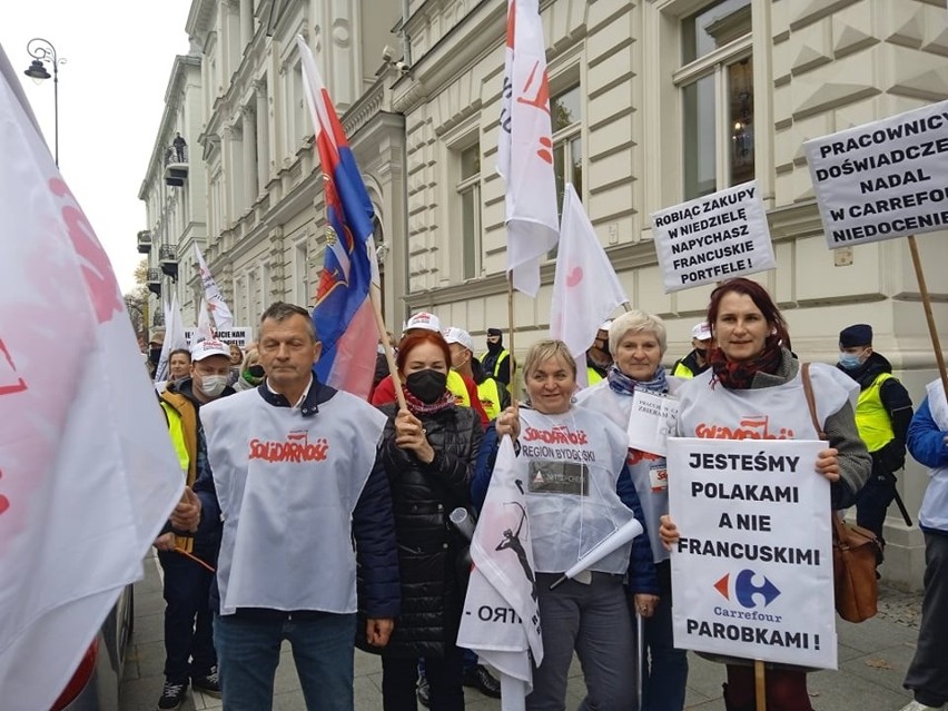 Pracownicy handlu z Kujaw i Pomorza na proteście w Warszawie: "Jeden etat, a praca na trzy" [wideo i zdjęcia]