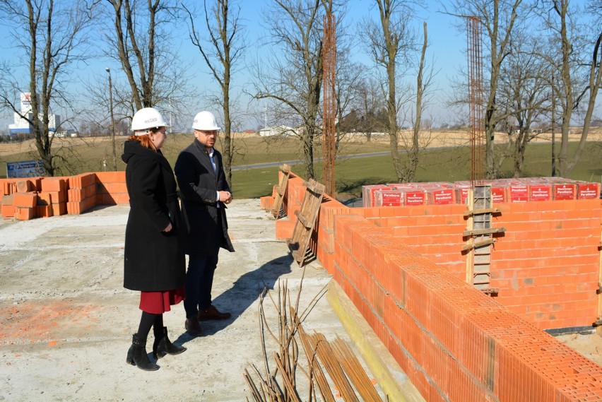 Wiceminister Anna Gembicka w Rypinie. Oglądała nowy budynek Zespołu Szkół nr 5. Otwarcie placówki już w tym roku